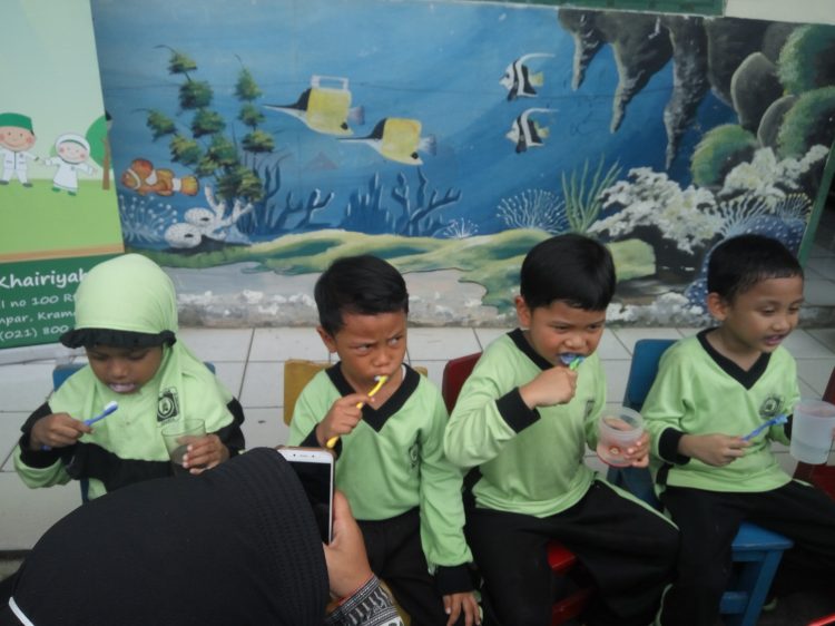 Mnecegah sakit Jantung dengan menjaga kebersihan Gigi